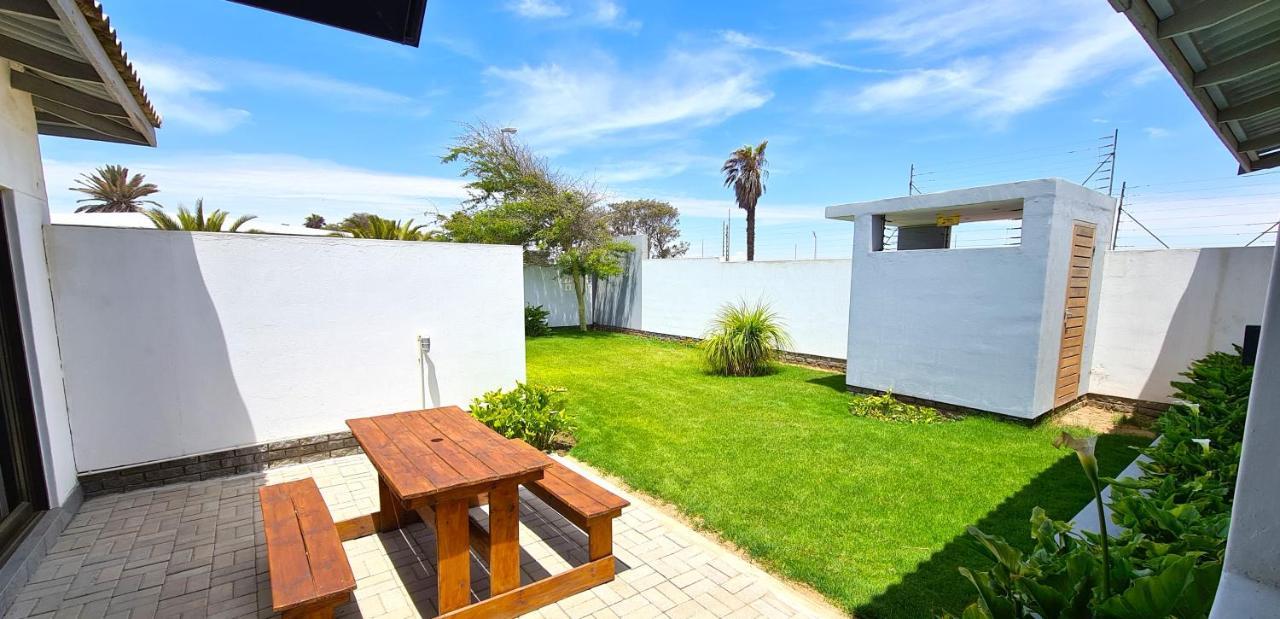 Tiende Laan Bed & Breakfast And Self-Catering Walvis Bay Kültér fotó